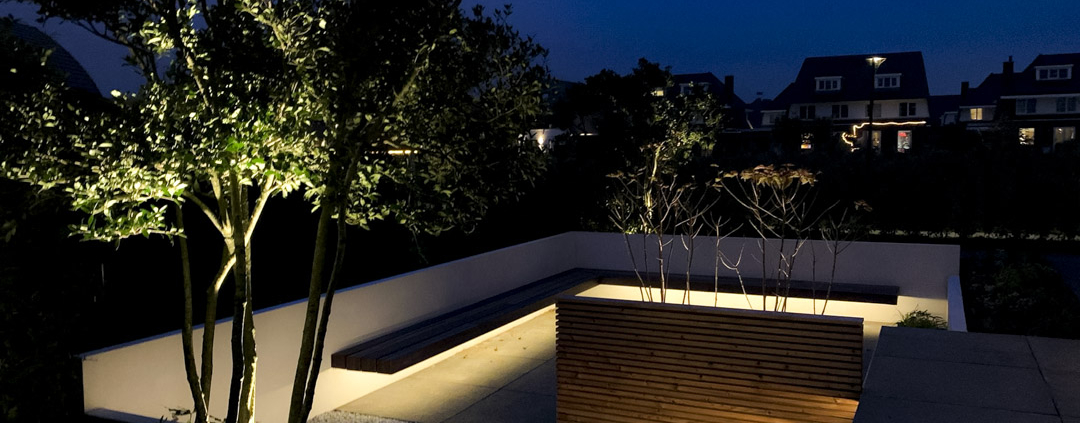 Moderne tuin van Schaffelaar Hoveniers met sfeerverlichting in de avond