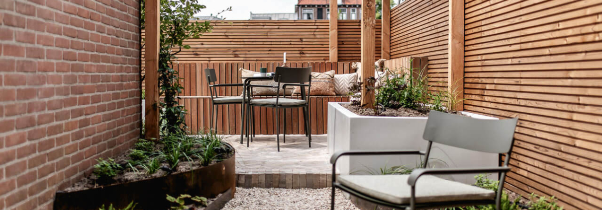 Een groene duurzame luxe tuin met natuurlijke kleuren en materialen.