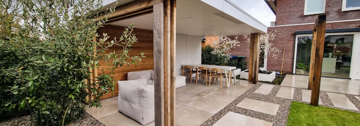 Buitenkamer en strakke aangelegde tuin